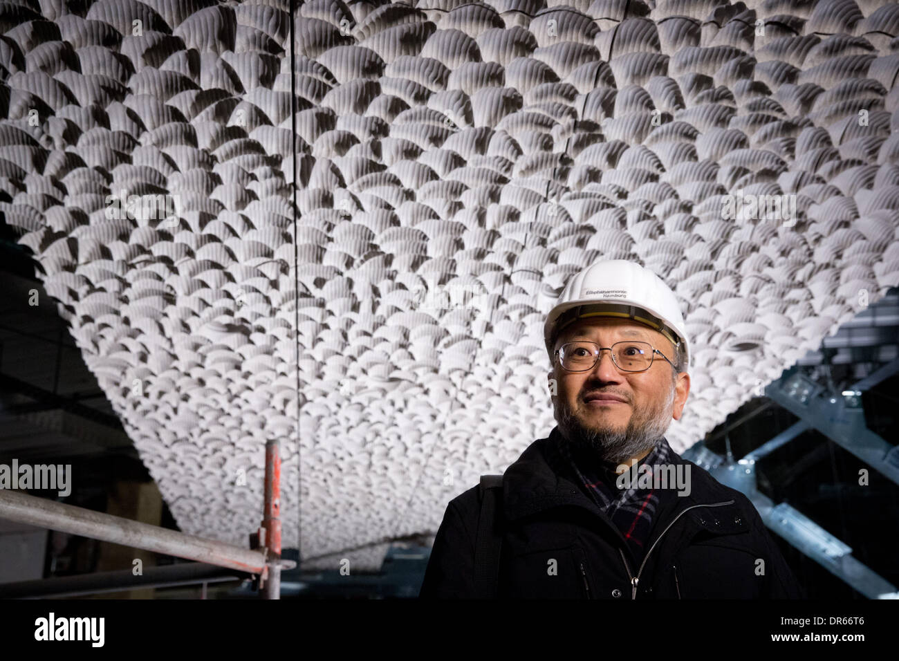 Hamburg, Deutschland. 20. Januar 2014. Japanischen Akustikers Yasuhisa Toyota, der verantwortlich für die Akustik des Konzertsaales ist, besucht die Baustelle der Elbphilharmonie in Hamburg, Deutschland, 20. Januar 2014. Die 61 Jahre alte inspiziert die so genannte "weiße Haut" zum ersten Mal. Die weiße Haut ist die Innenverkleidung der Elbphilharmonie und besteht aus 10.000 spezielle Gipskartonplatten, individuell geschnitten und geformt, um die beste mögliche Akustik zu gewährleisten. Foto: CHRISTIAN CHARISIUS/Dpa/Alamy Live News Stockfoto