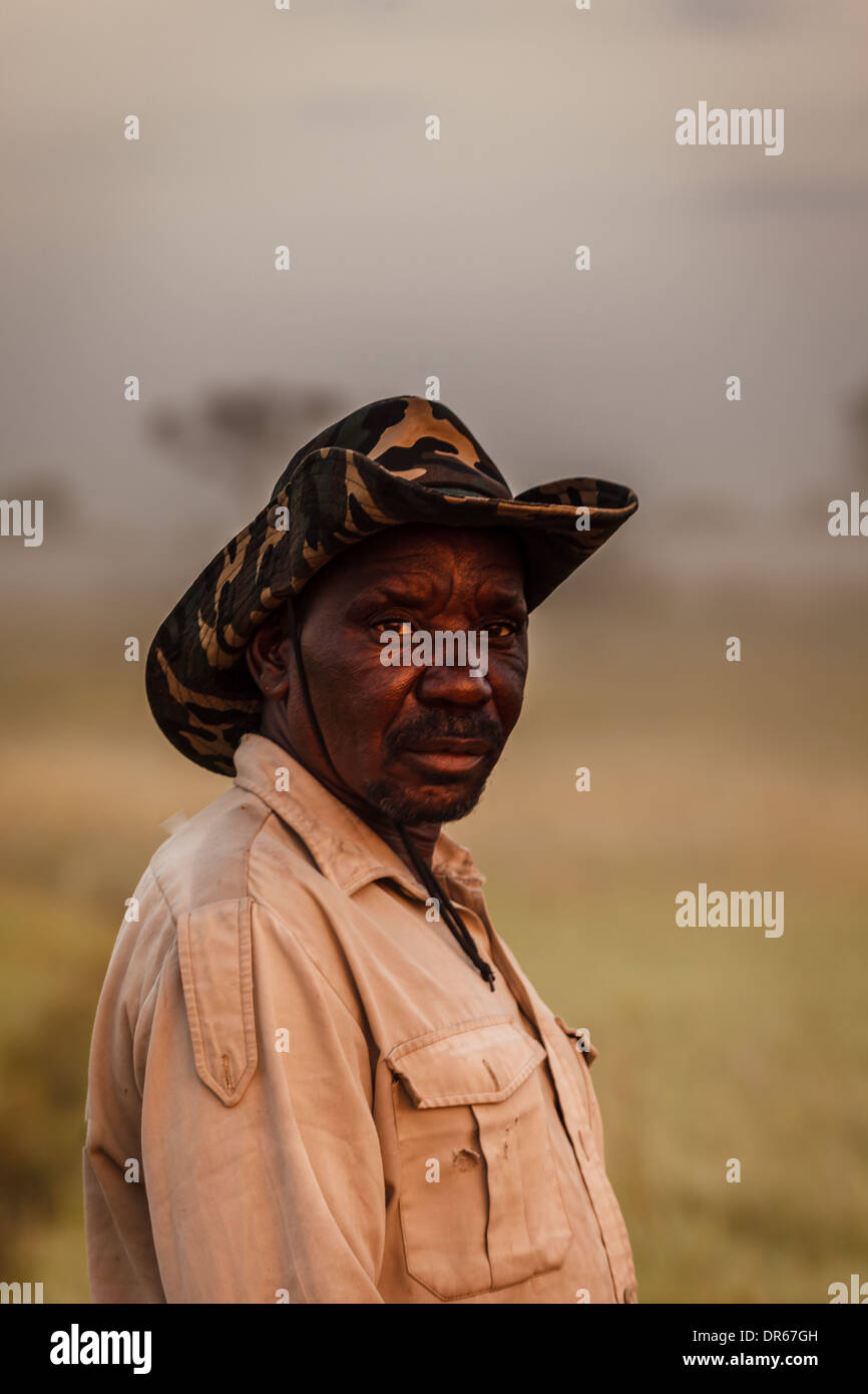 Männlicher afrikanischer Safari-Reiseleiter posiert für ein Porträt im Okavango Delta, Botswana, Afrika Stockfoto