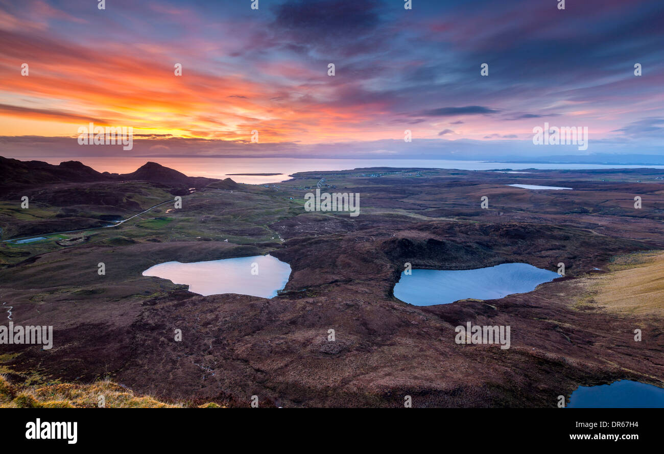 Der Quiraing ein Erdrutsch auf der östlichen Seite des Meall Na Suiramach, ein Blick über Loch Erdöl-Na Luirginn und Loch Cleat. Stockfoto