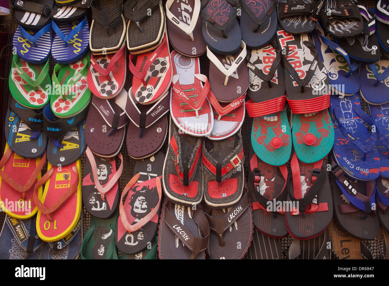 Flip Flops auf einen Stall in Arpora Dorf in der Nähe von Baga Beach, Goa, Indien Stockfoto