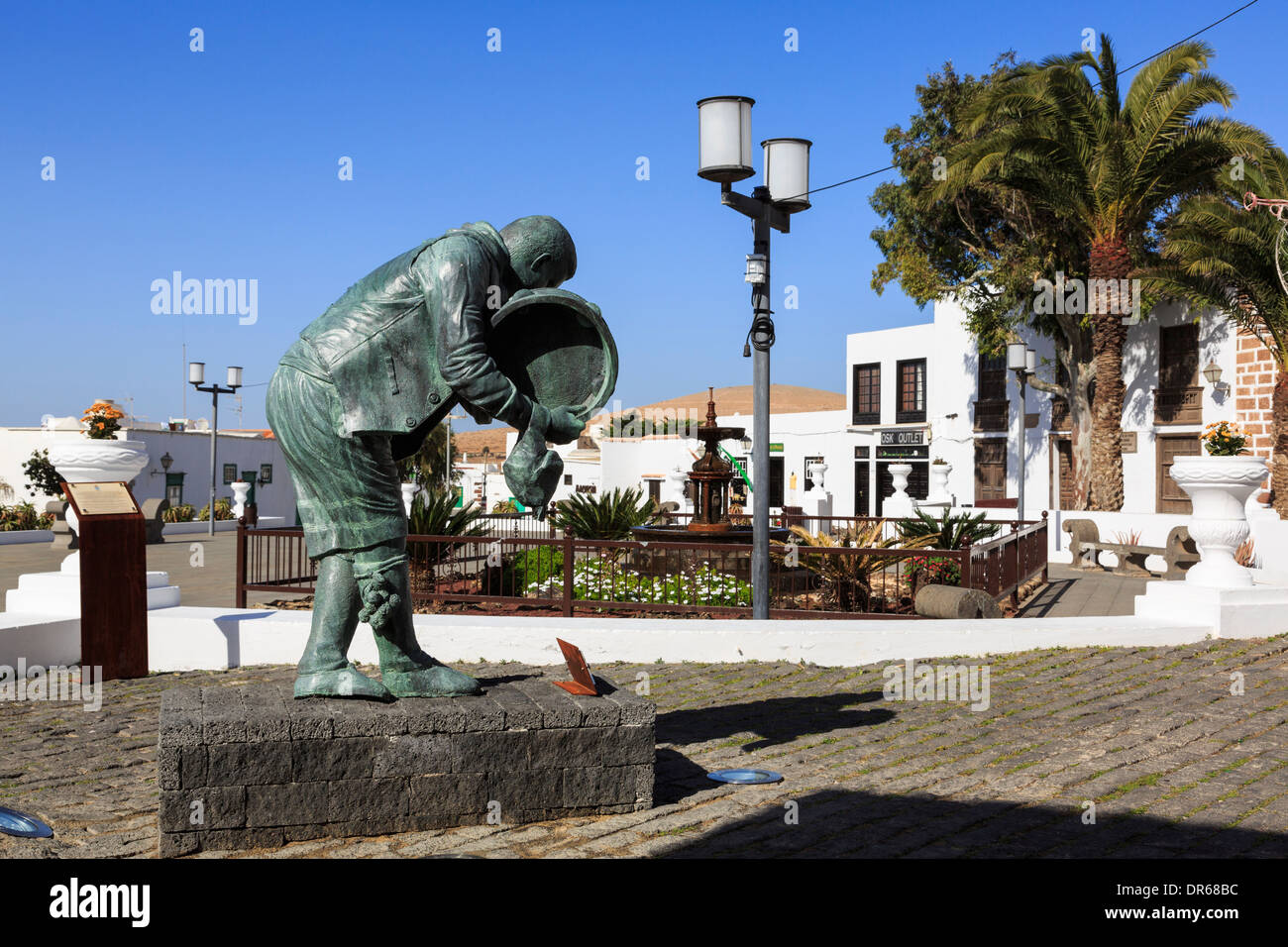 Neue Besapie-Skulptur von Rigoberto Camacho Perez Ortsgruppe Ostern Rancho de Teguise gewidmet. Lanzarote, Kanarische Inseln Stockfoto