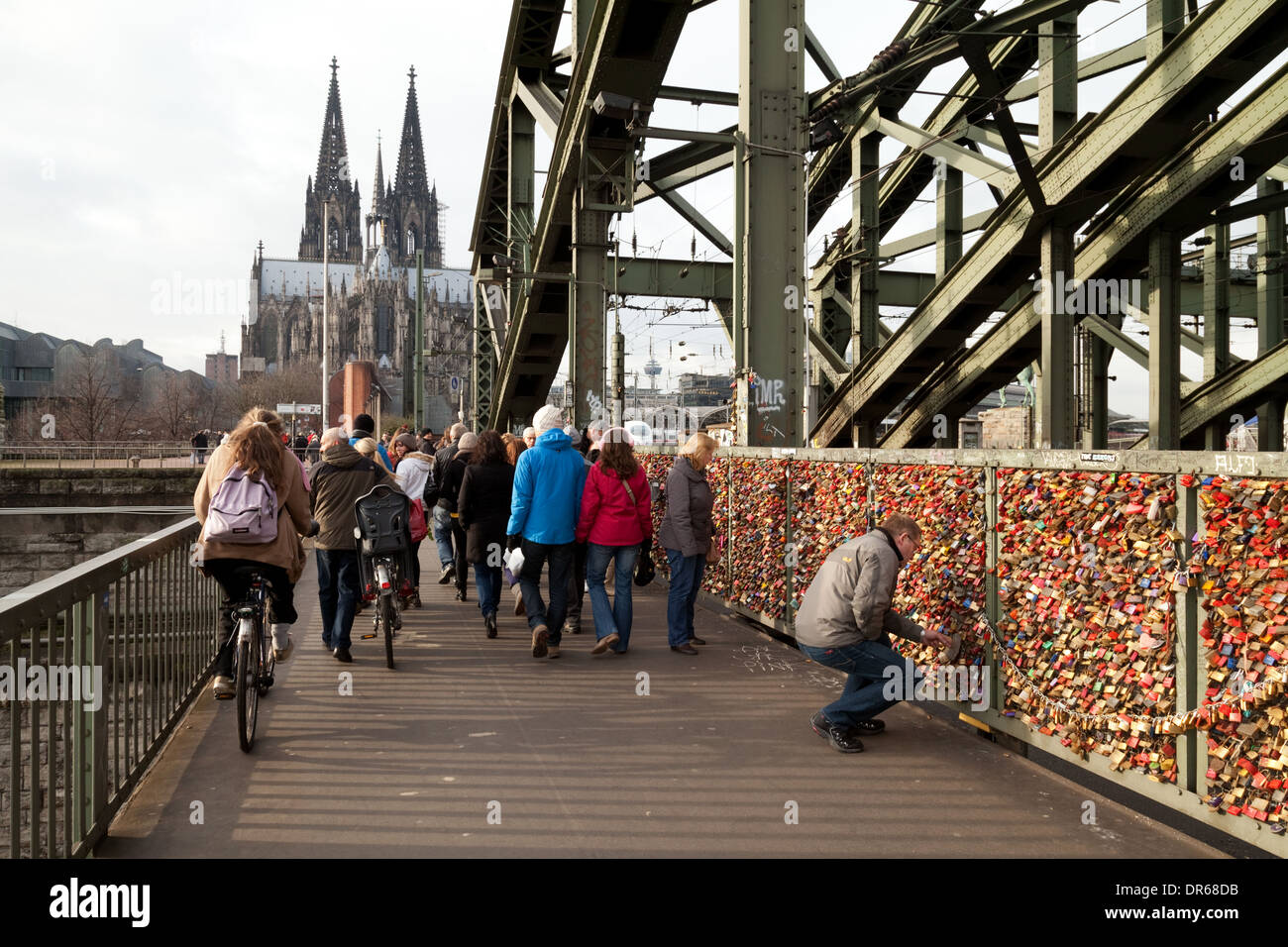 Hohenzollernbrücke mit Liebe Schlösser (Schlösser links von den Liebhabern) und Kölner Dom; Köln (Köln), Deutschland, Europa Stockfoto