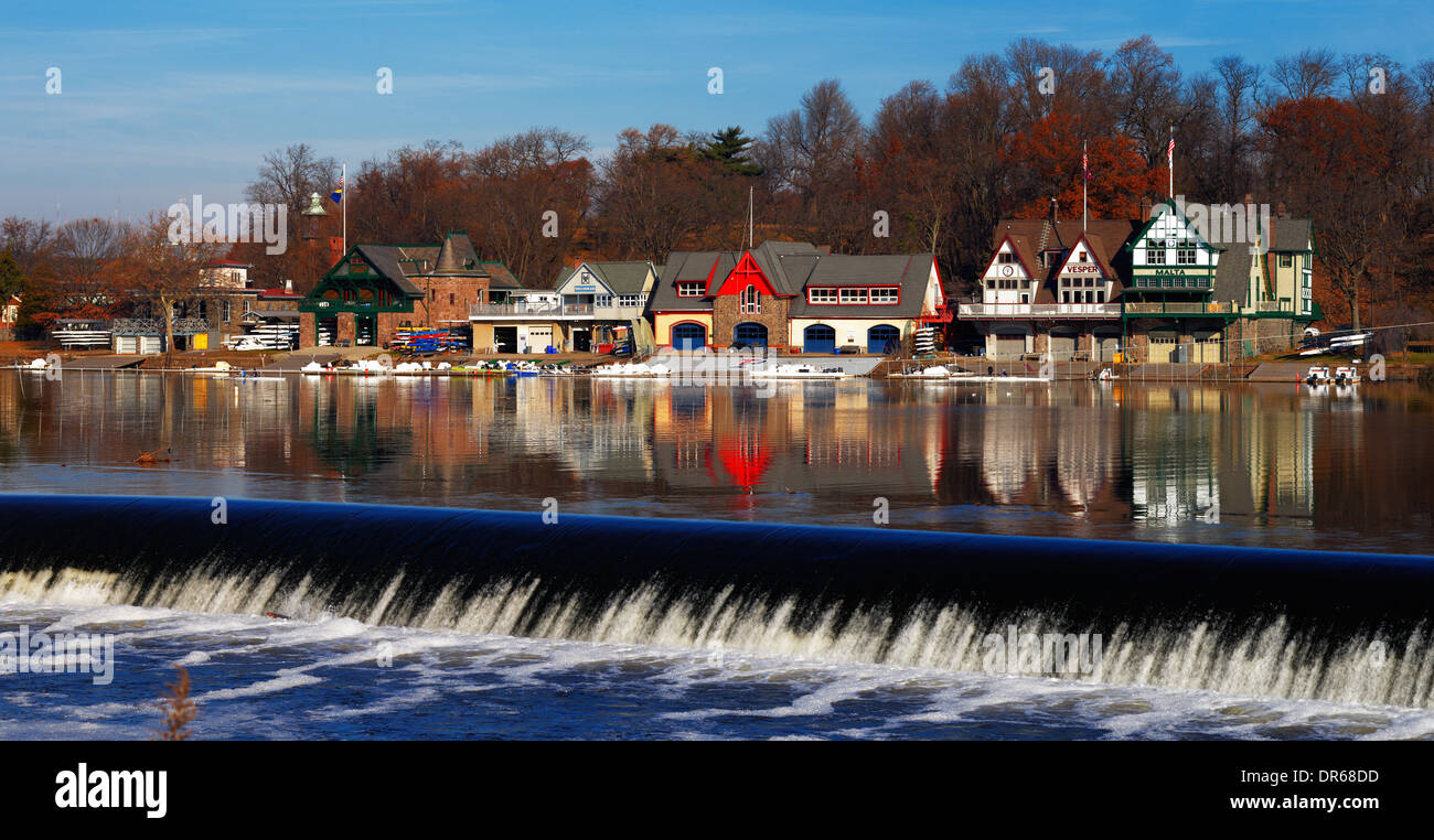 Die Schuylkill River Gastgeber Philadelphias berühmten Boathouse Row, als bunte Kulisse für die Fairmount Dam Fishway Stockfoto