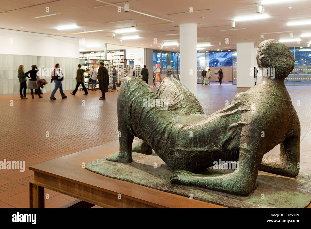 Menschen und moderne Kunst, das Foyer des Ludwig Museums für moderne Kunst, Köln (Köln), Deutschland, Europa Stockfoto