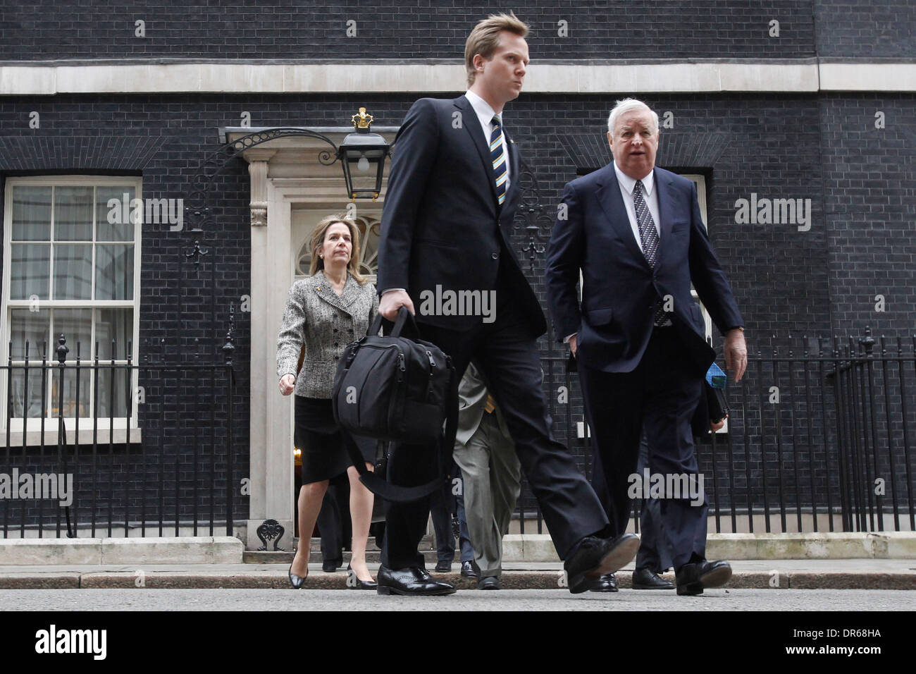 US Secretary Of State John Kerry (L) und sein britischer Amtskollege William Hague (R) außerhalb Nummer 10 Downing Street Stockfoto