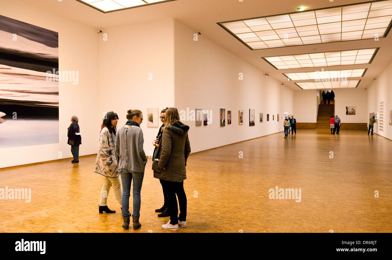Menschen und moderne Kunst, das Innere des Ludwig-Museum für moderne Kunst, Köln (Köln), Deutschland, Europa Stockfoto