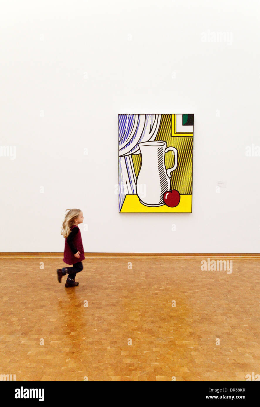 Kind und moderne Kunst - in Richtung einer Roy Lichtenstein Malerei (Stillleben mit Krug und Apple), Museum Ludwig, Köln, Deutschland Stockfoto