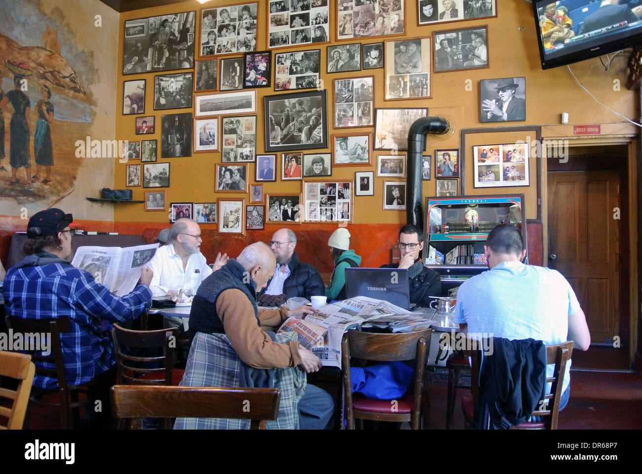 lokale Kunden hängen in den frühen Morgenstunden im historischen Cafe Trieste San Francisco Stockfoto