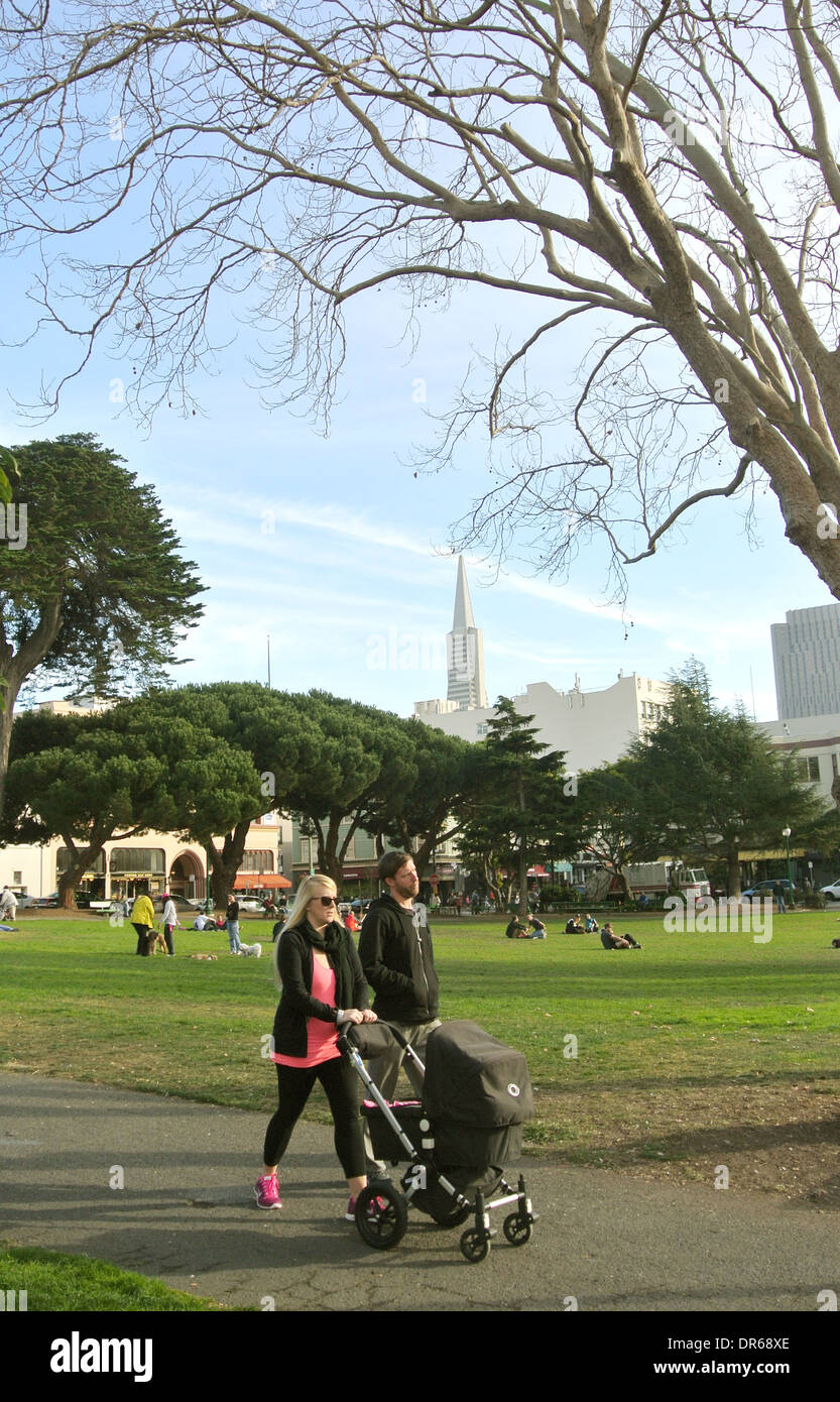 paar mit Kinderwagen Fuß im Washington Square Park in San Francisco Stockfoto