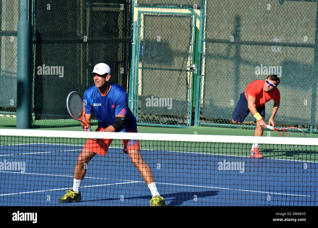 zwei Erwachsene Männer spielen Doppel im Hafen Punkt Tennisclub in Marin County in Kalifornien Stockfoto
