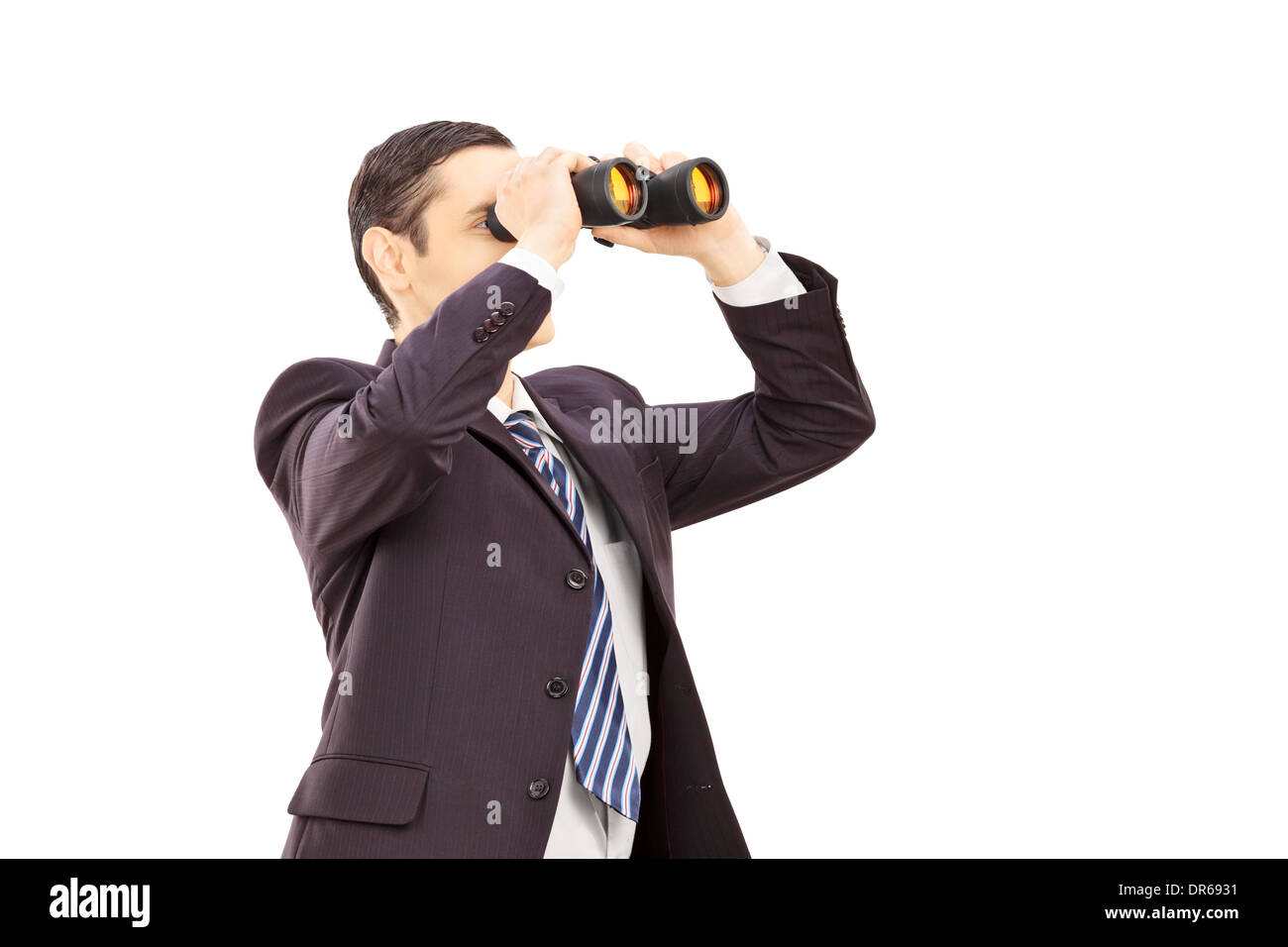 Junger Geschäftsmann in Anzug und Krawatte Blick durch ein Fernglas Stockfoto