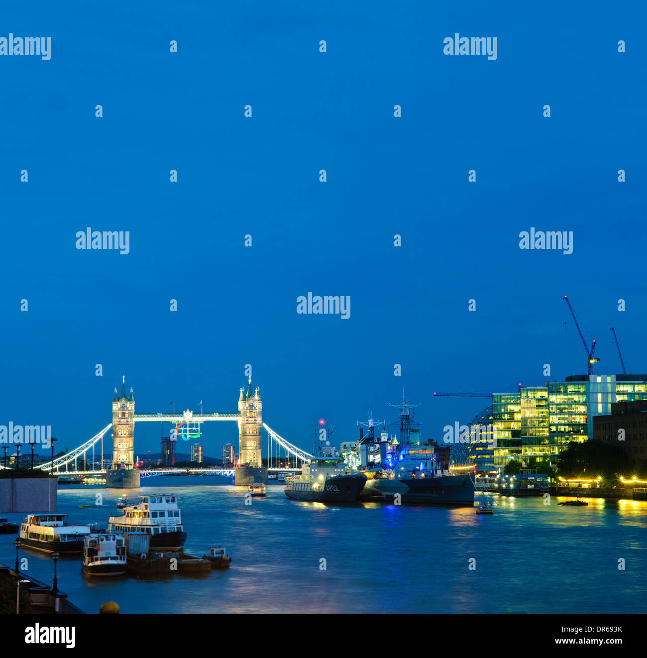 Nachtlokal der Tower Bridge mit dem Paralympic-Logo, Agitos. Stockfoto