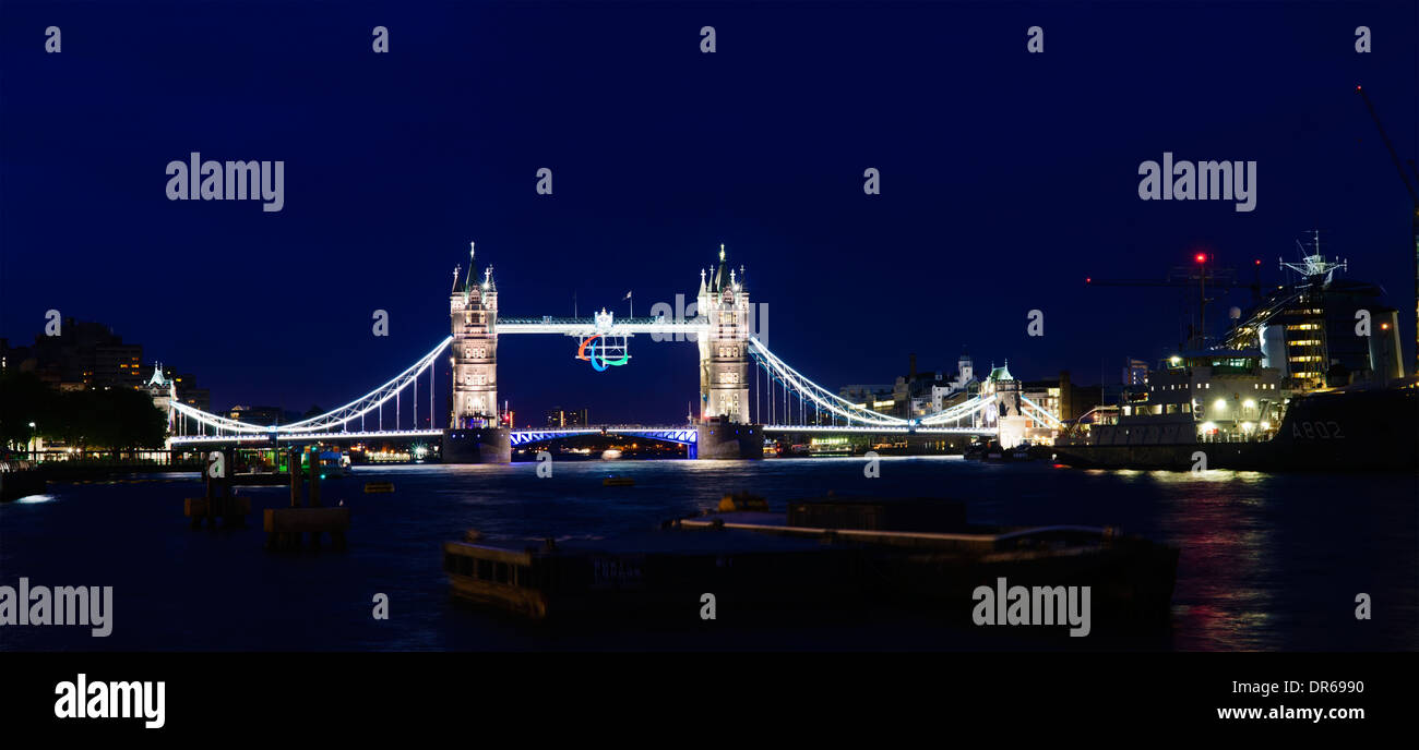 Nachtlokal der Tower Bridge mit dem Paralympic-Logo, Agitos. Stockfoto