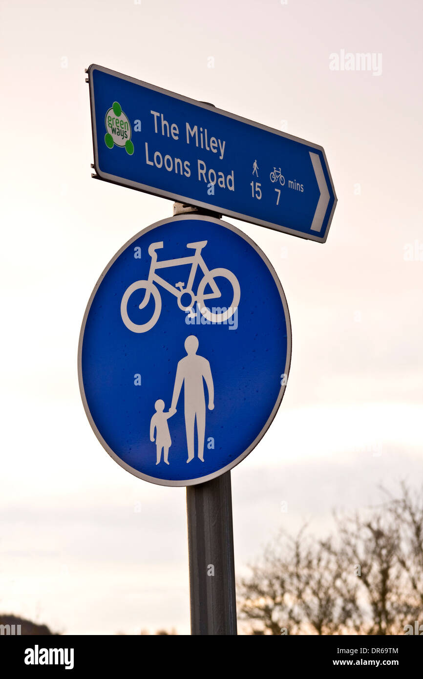 Fahrrad im Bild oben eine Mutter und Kind Zeichen unterhalb der Miley Seetaucher Straße Wildlife Reserve Parkschild in Dundee, Großbritannien Stockfoto