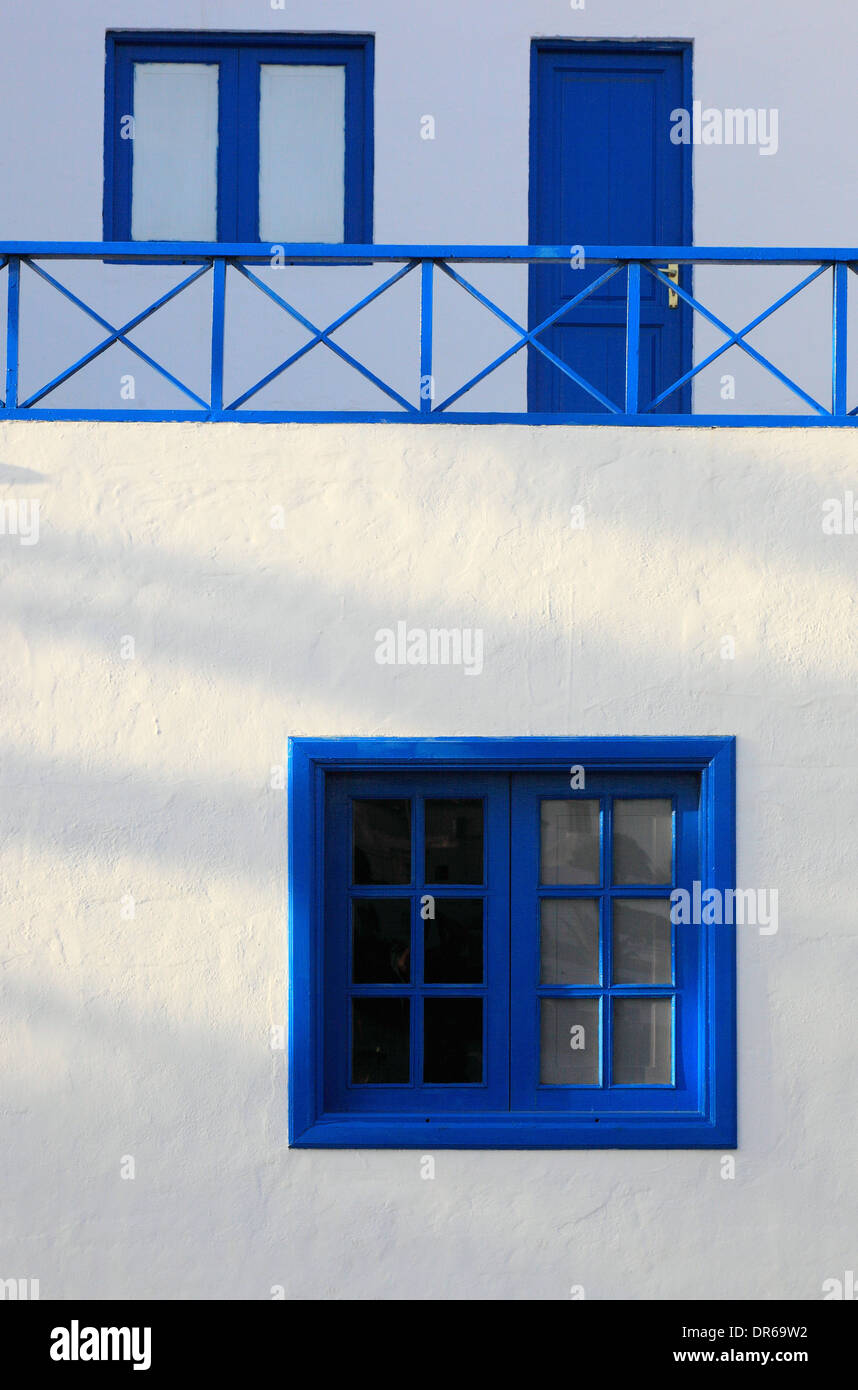 typische Architektur mit weiß getünchten Wänden und blauen Fenstern, Arrecife, Lanzarote, Kanarische Inseln, Kanaren, Spanien Stockfoto