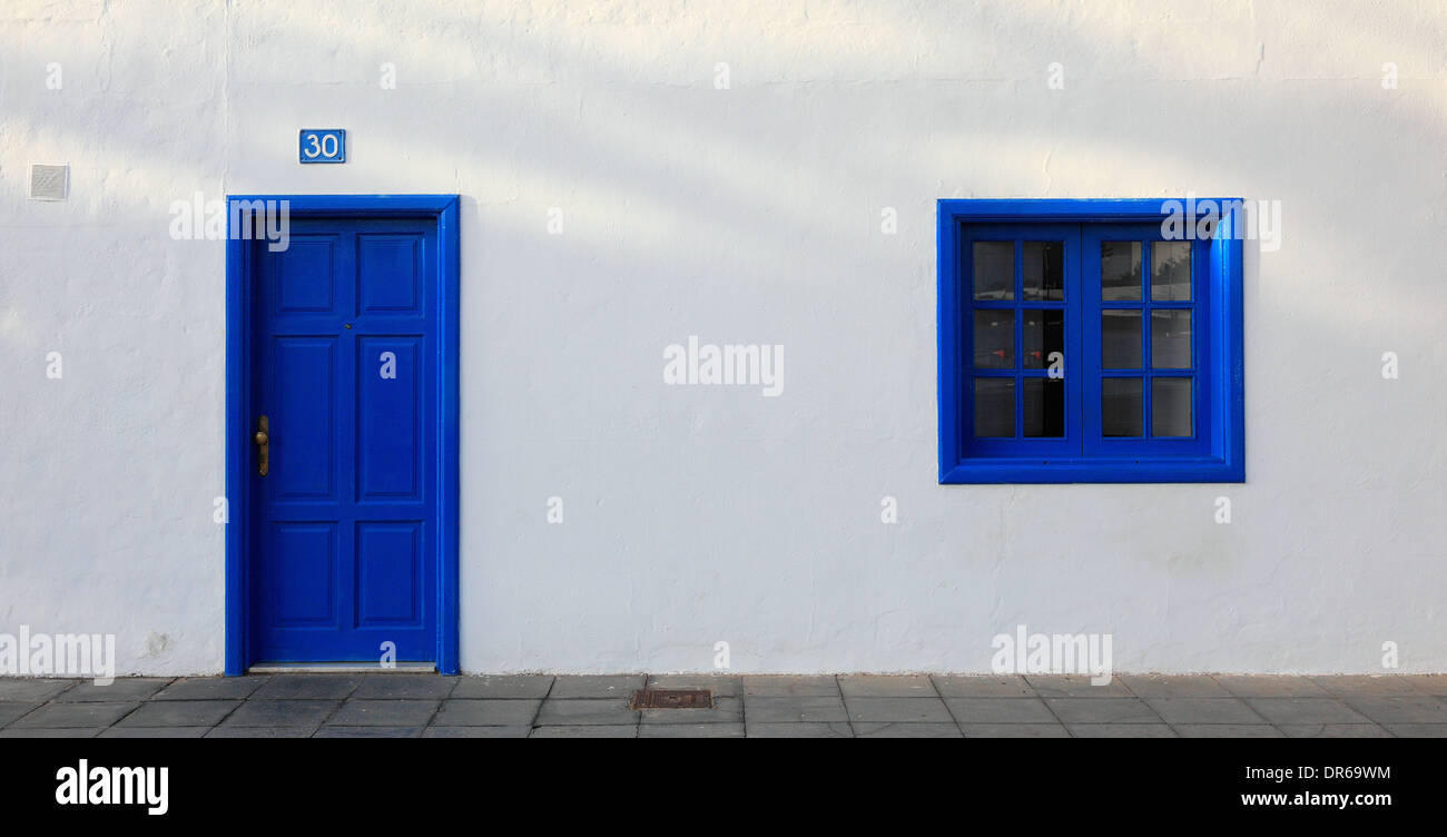 typische Architektur mit weiß getünchten Wänden und blauen Fenstern, Arrecife, Lanzarote, Kanarische Inseln, Kanaren, Spanien Stockfoto