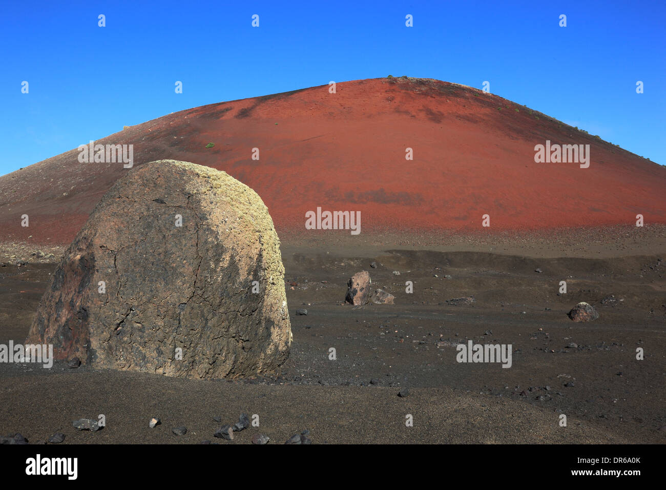 Vulkanische Bombe, Montana Caolorada, Parque Natural de Los Vulcanes, Landschaft am Montano Colorada, farbigen Berg, ausgestorben Kra Stockfoto
