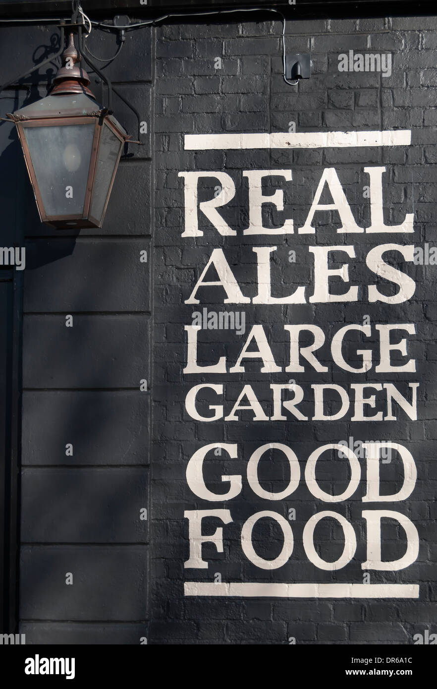 Real Ale gutes Essen großer Garten geschrieben an der Wand einer Kneipe in Teddington, Middlesex, england Stockfoto