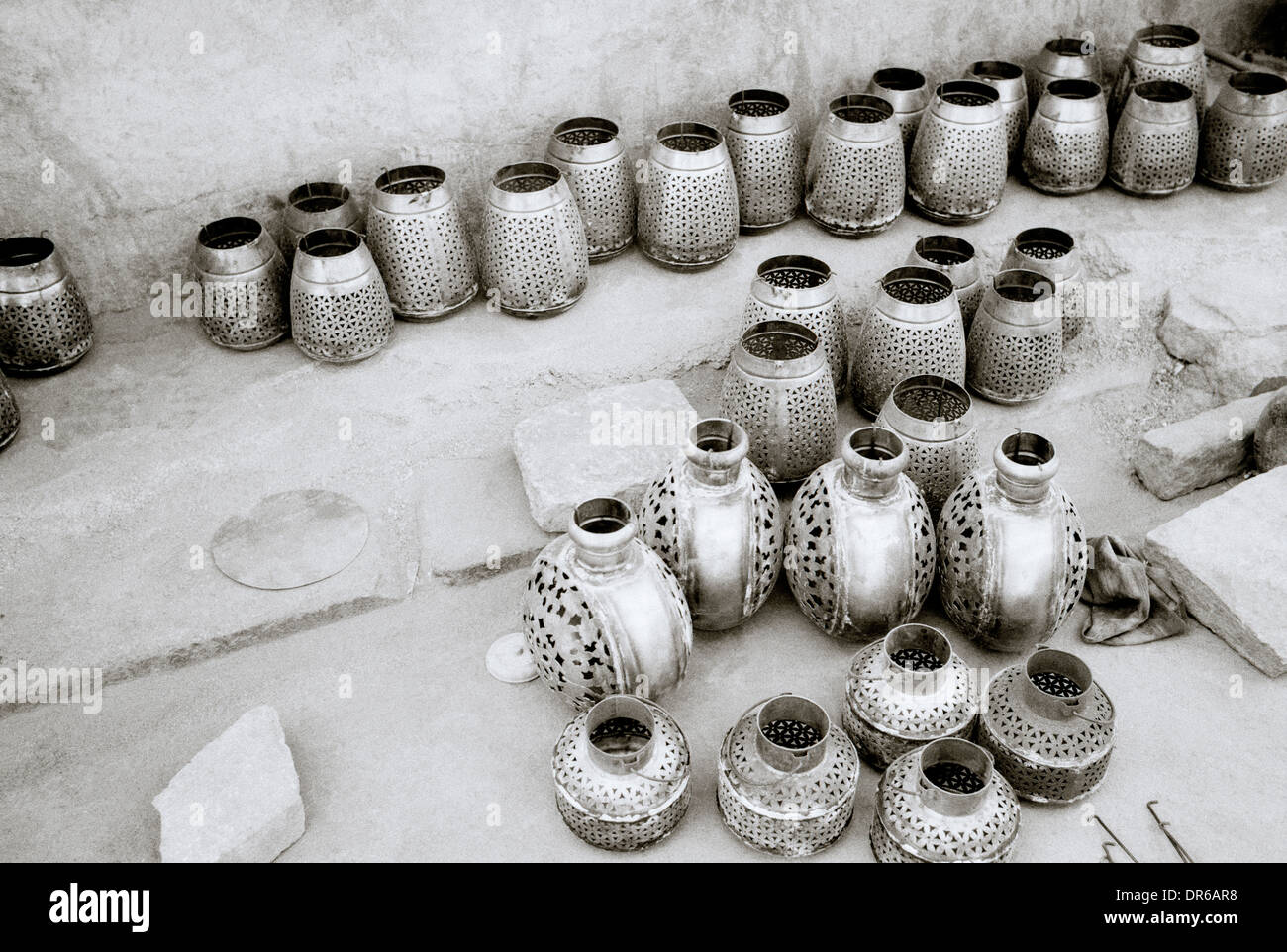 Reisen Fotografie - Street Metallarbeiten Fertigung in Jodhpur, Rajasthan in Indien in Südasien. Szene noch Leben Handwerker Handwerk Metall Metallische Stockfoto