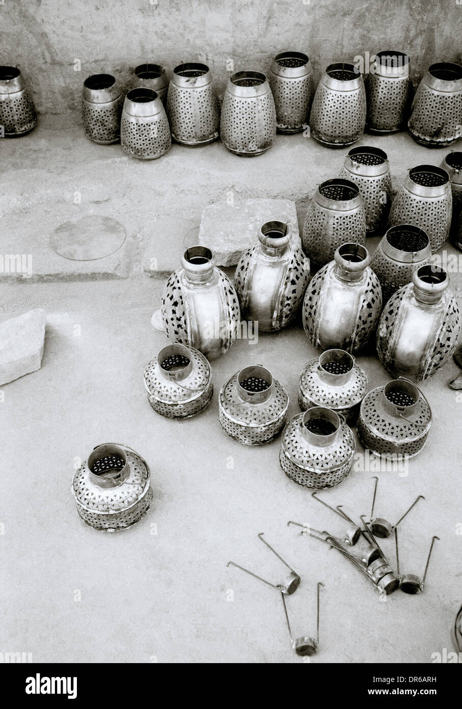 Straße Metallarbeiten Fertigung in Jodhpur in Rajasthan in Indien in Südasien. Kultur Arbeit Schönheit Handwerk traditionelle Tradition Reisen Stockfoto
