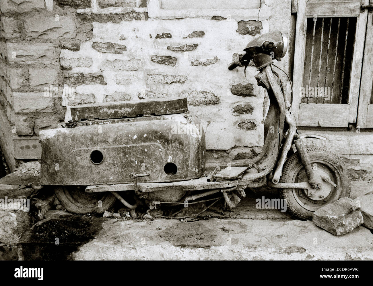 Dokumentarische Fotografie - Vespa Zerfall in Jodhpur, Rajasthan in Indien in Südasien. Moped Motorrad Street Scene Stockfoto