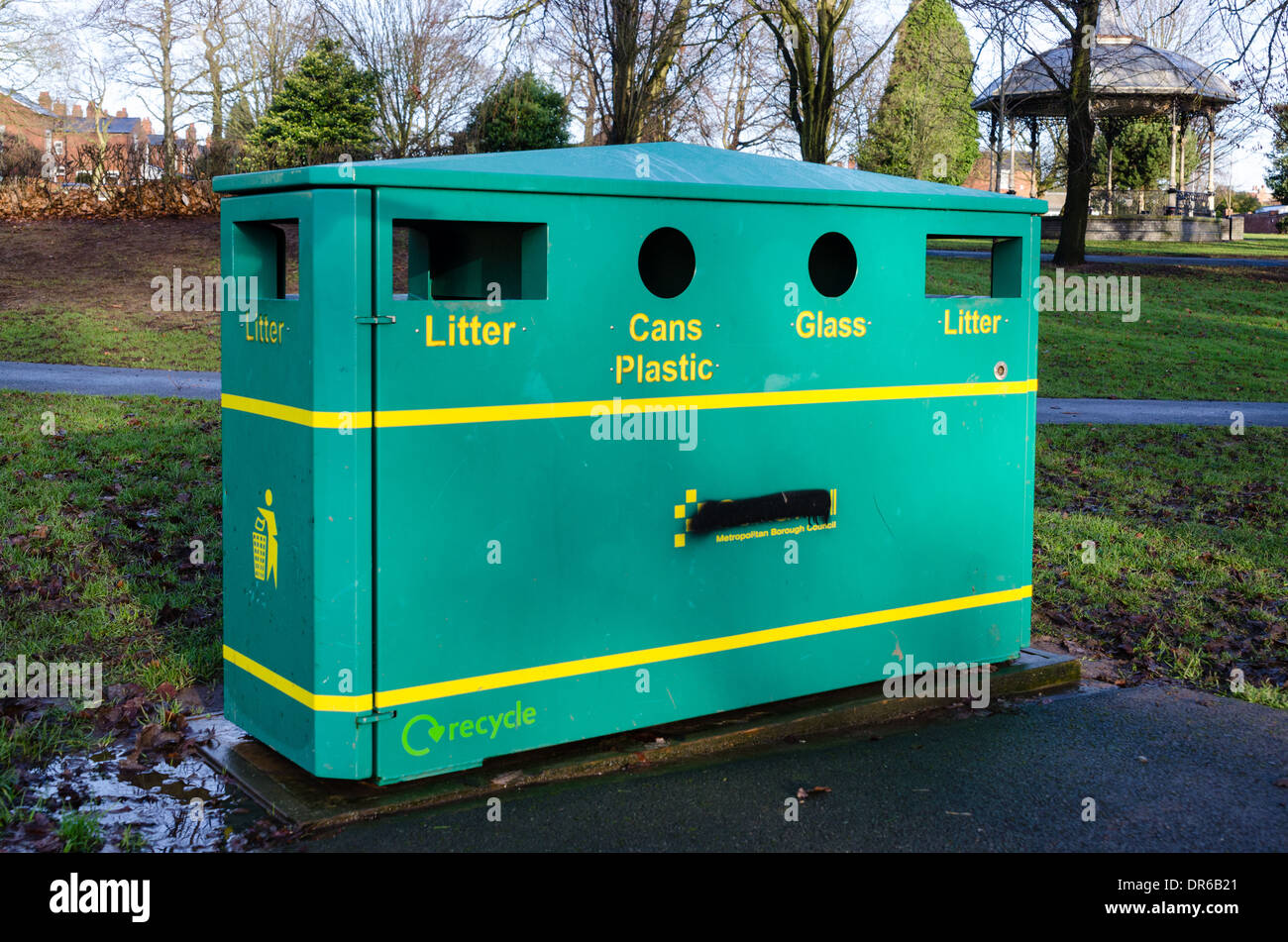 Große Behälter für recycling und Abfall im Victoria Park, Smethwick Stockfoto