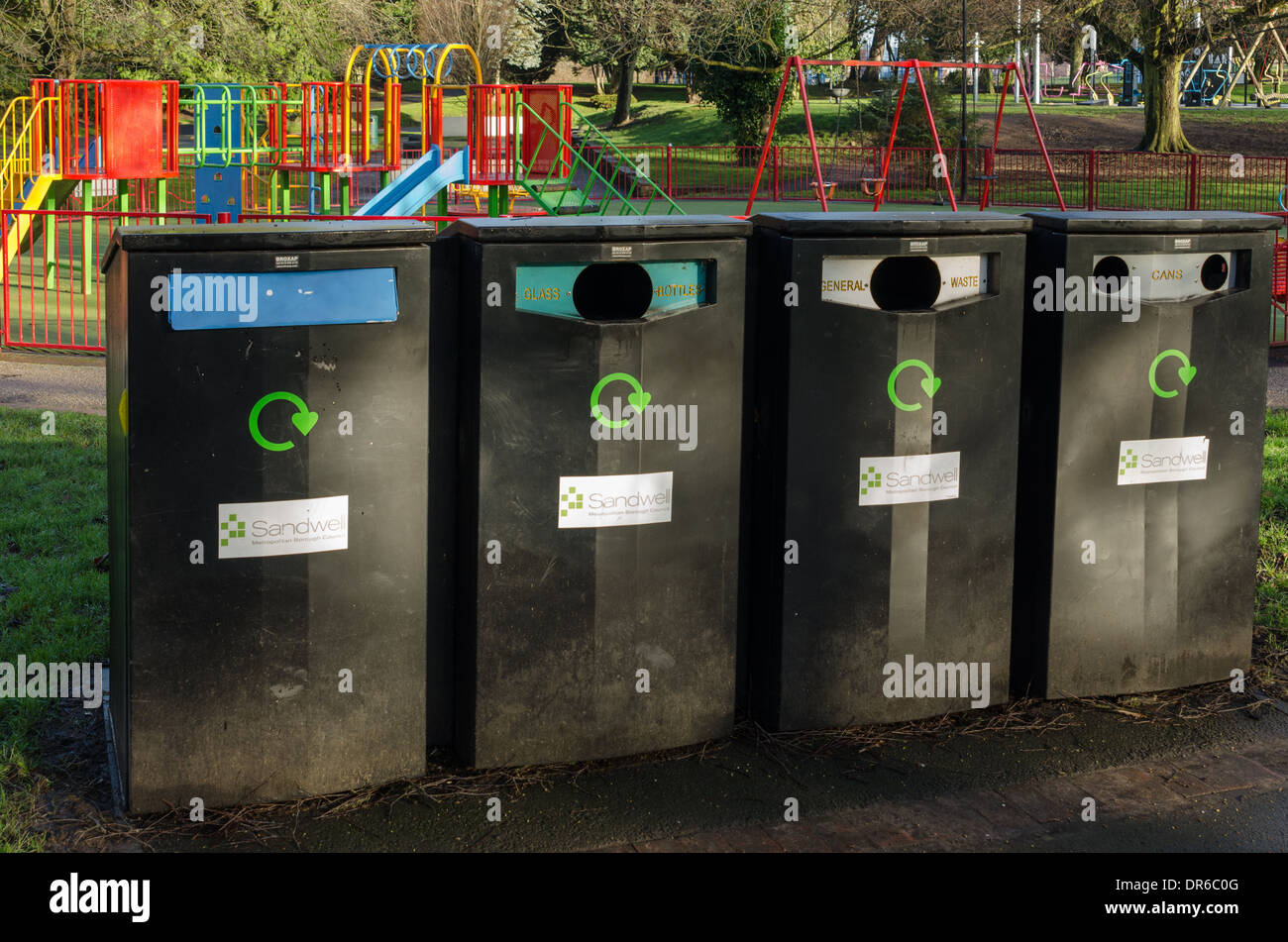 Gruppe von recycling-Behälter in einem Park in Sandwell Stockfoto