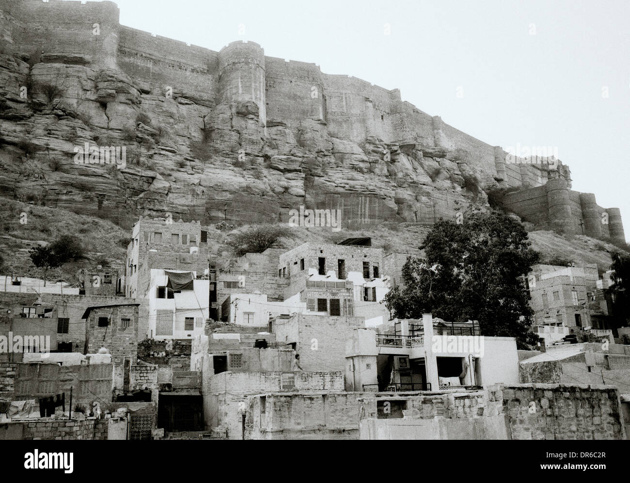 Brahmpuri blaue Stadt und Meherangarh Fort in Jodhpur in Rajasthan in Indien in Südasien. Stadtbild Geschichte historische Gehäuse Reisen Wanderlust Stockfoto