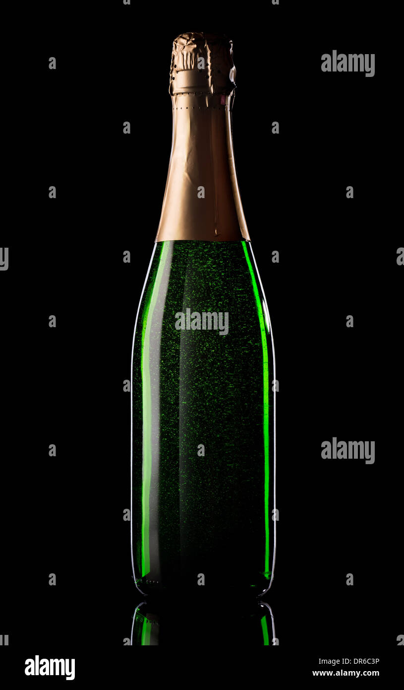 Grüne Flasche Champagner auf schwarzem Hintergrund Stockfoto