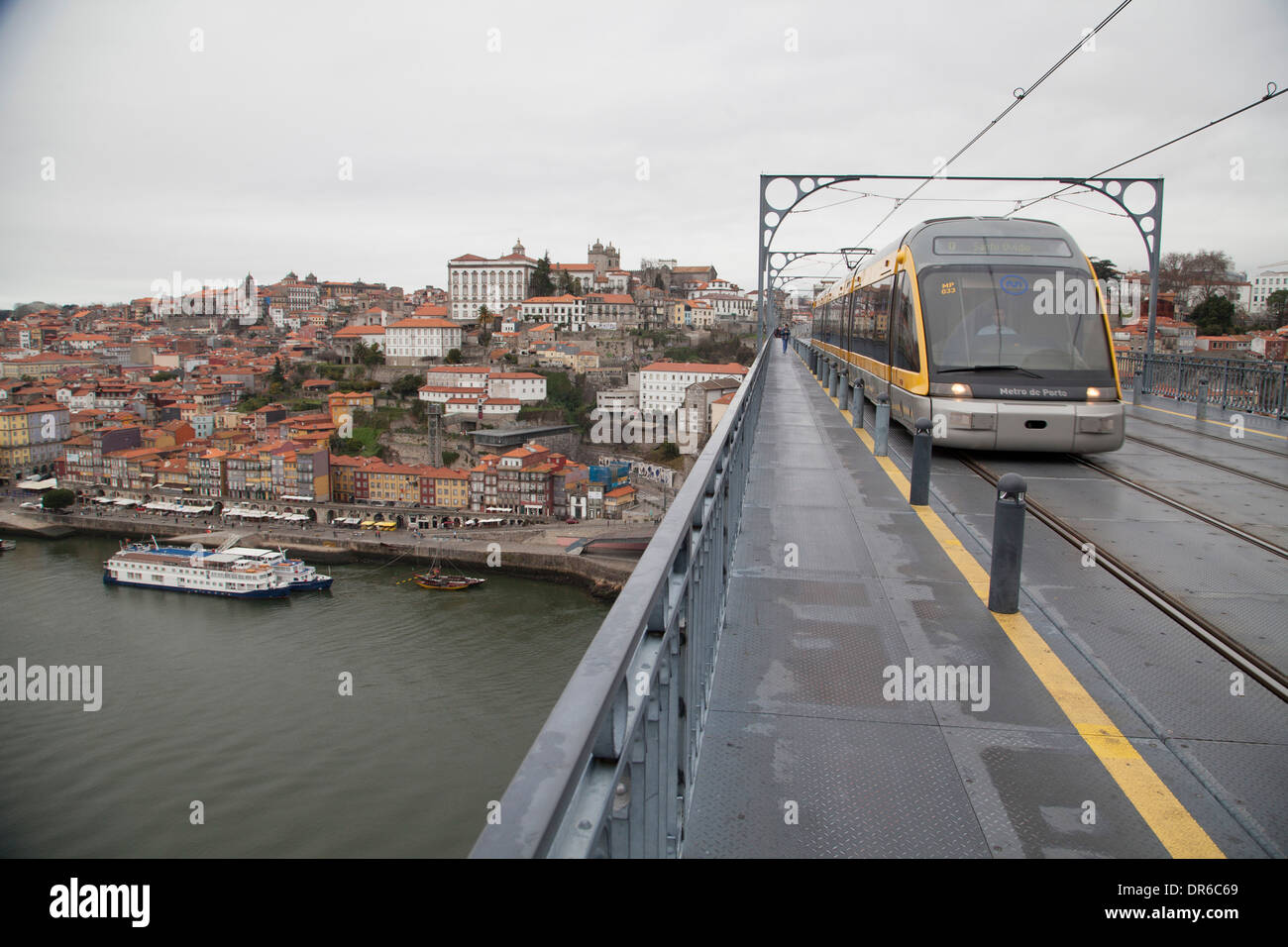 Porto Porto Stadt städtische Straße Europa Tourismus Boot Contruction Architektur Fluss Küste Portugal Douro Duero Wohnungen Häuser Reisen Stockfoto