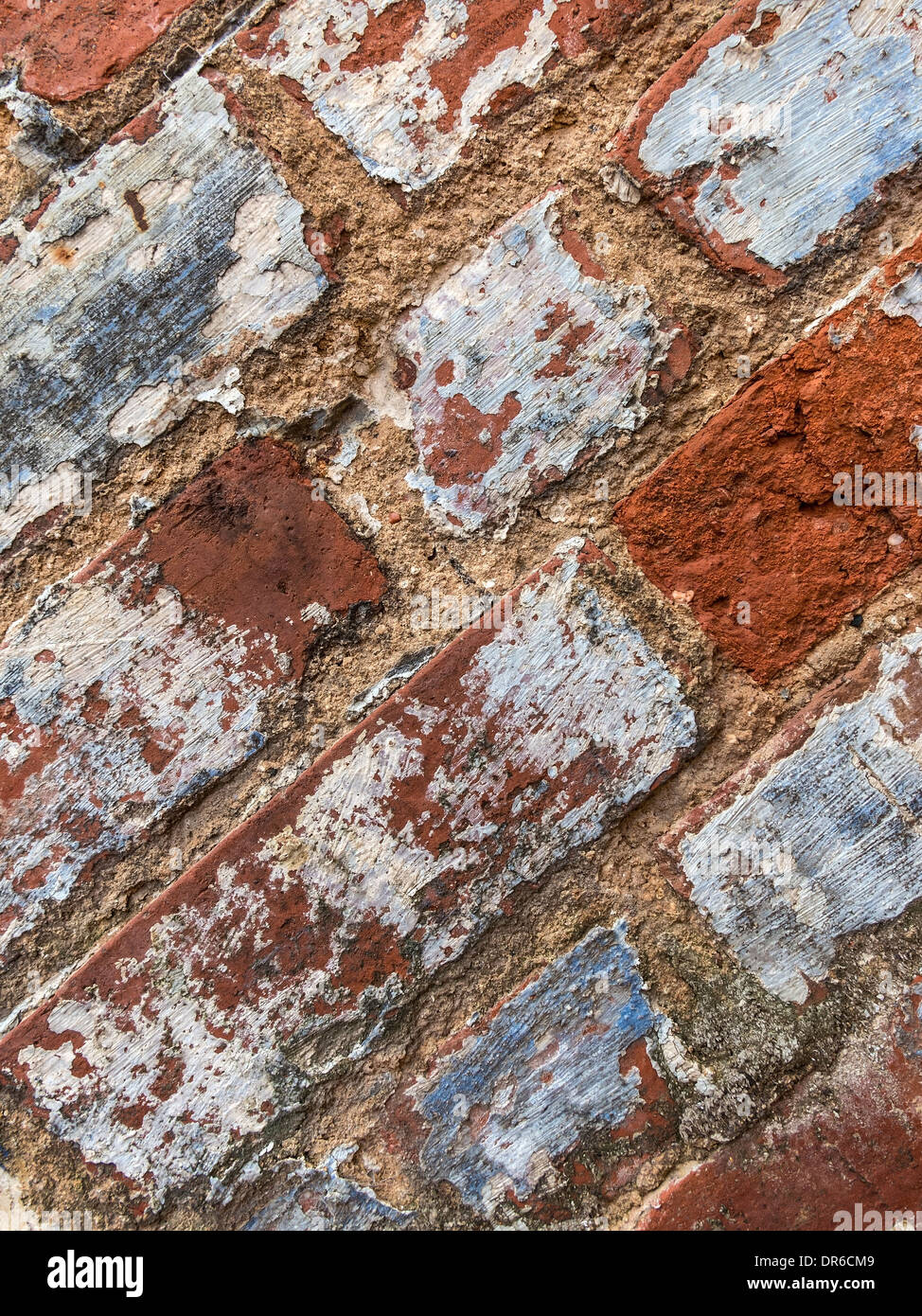 Bunte Peeling-Lackierung auf bemalte Ziegel Wand abstrakten detail Stockfoto