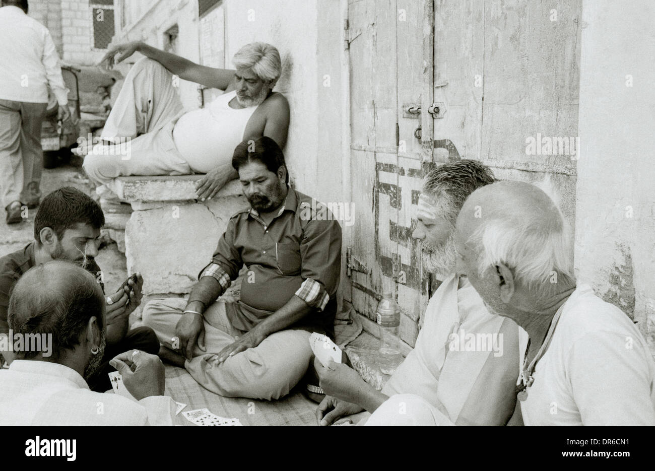 Leben auf der Straße in der Altstadt Brahmpur Brahmpuri blaue Stadt Jodhpur in Rajasthan in Indien in Südasien. Reportage Menschen Kultur Karten spielen Männer reisen Stockfoto
