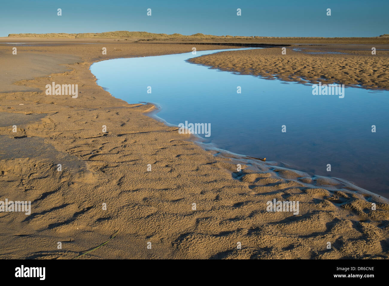 Priel am Sandstrand im Winter Holkham Bay Norfolk Stockfoto