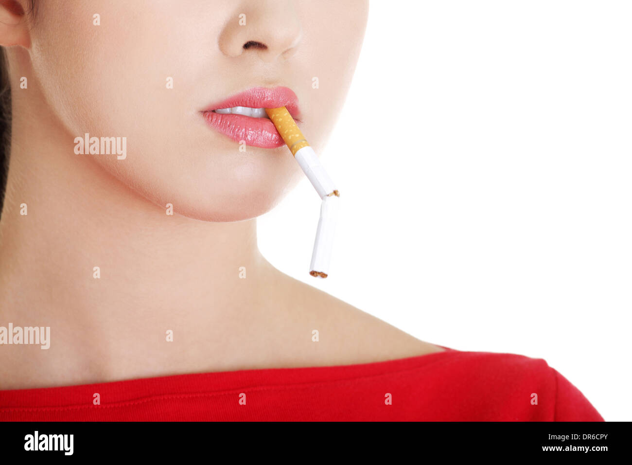 Junge Frau mit gebrochenen Zigarette. Stop Smoking-Konzept. Stockfoto