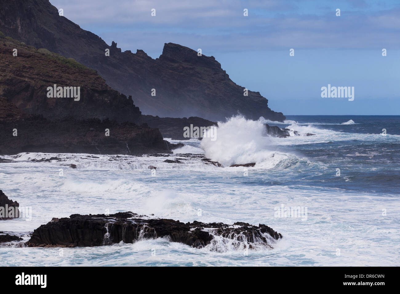 Hoher See und Wellen, die entlang der Küste bei La Fajana auf La Palma, Kanarische Inseln, Spanien Stockfoto