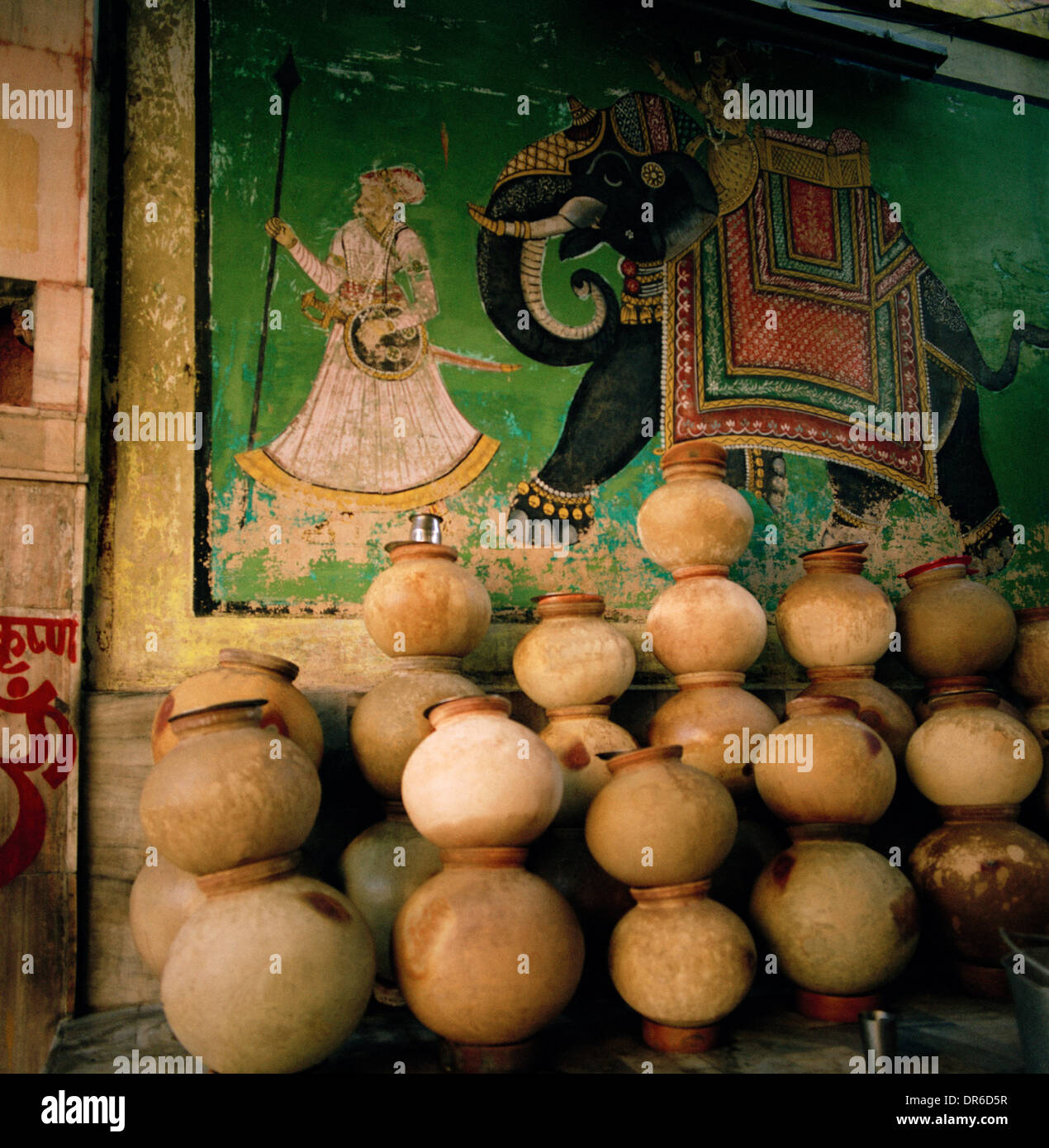 Straßenszene in blauen Stadt Brahmpur Brahmpuri in Jodhpur in Rajasthan in Indien in Südasien. Life Keramik Lifestyle Reisen Wanderlust Stockfoto