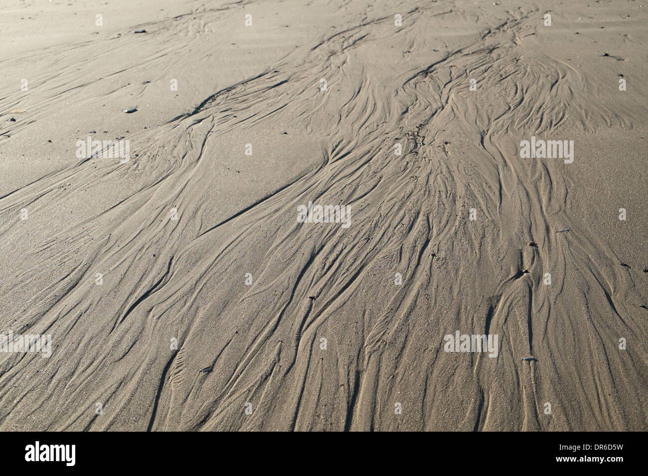 Wasser-Muster auf Gezeiten Sand Stockfoto