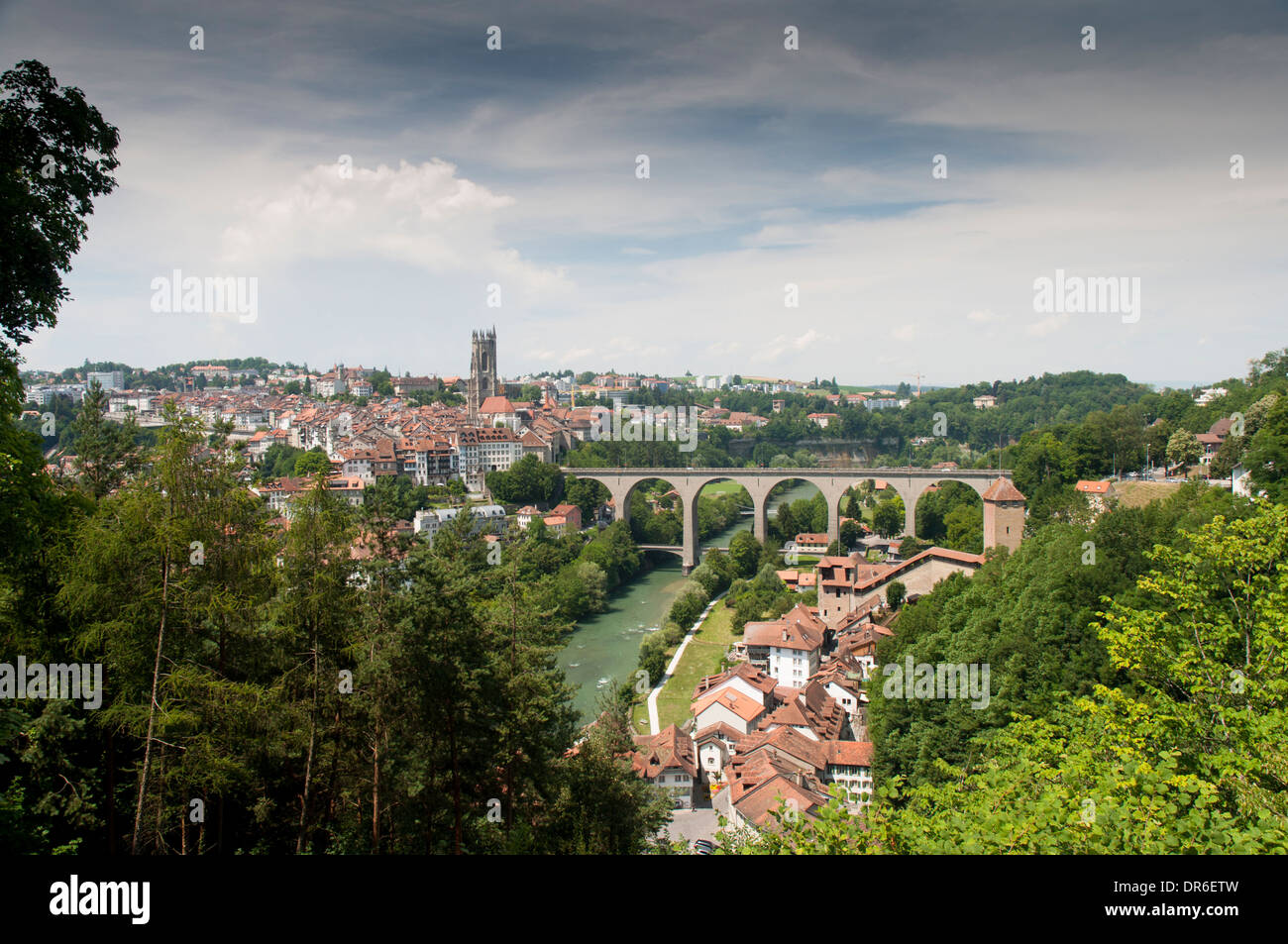 Blick auf die Pont de Zaehringen jenseits des Flusses Saane / Saane in Fribourg, Schweiz (Pont du Gotteron entnommen) Stockfoto