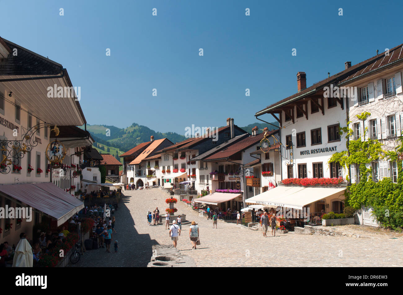 Blick auf die Rue du Bourg im Zentrum von Gruyères, Schweiz Stockfoto