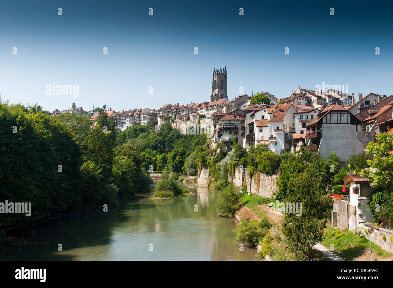 Ansicht der alten Stadt Freiburg aus der Pont-du-Milieu jenseits des Flusses Saane / Saane in der Schweiz Stockfoto