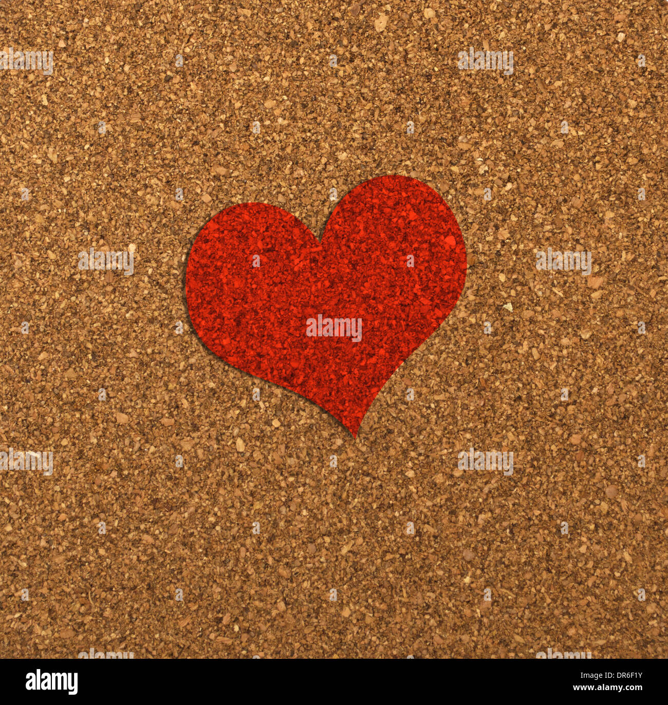 Rotes Herz auf einer Pinnwand - Valentine Thema Stockfoto