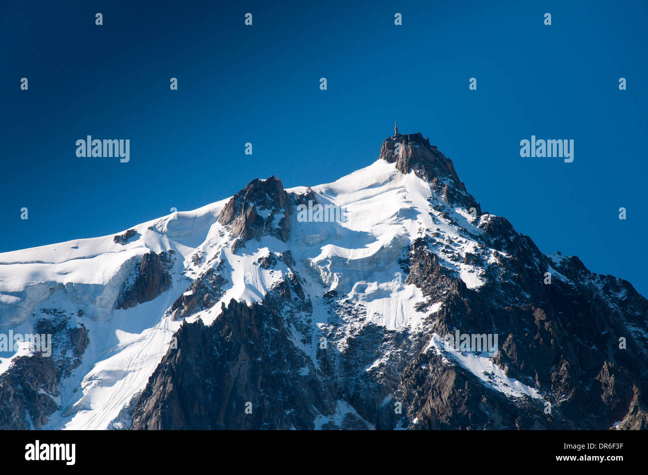 Blick auf die Aiguille du Midi (3842m) im Mont-Blanc-Massiv in den französischen Alpen in der Nähe von Chamonix (Plan de l'Aiguille entnommen) Stockfoto