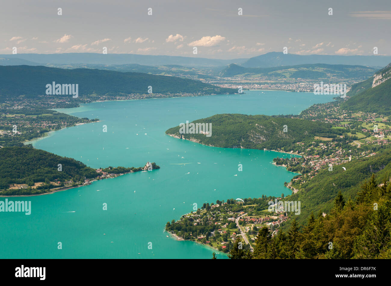 Blick über den See von Annecy (Lac d ' Annecy) aus der Col De La Forclaz (1157m) in den französischen Alpen Stockfoto