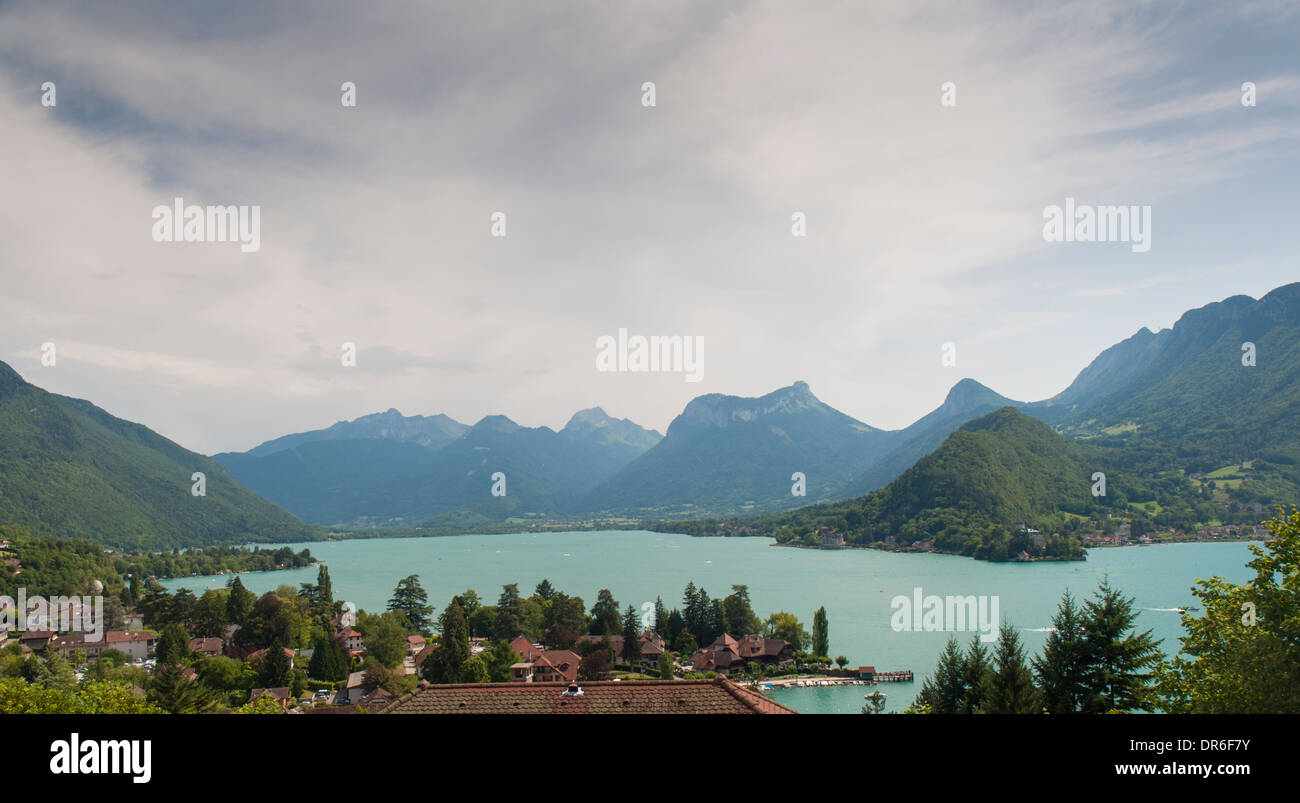 Blick auf den See von Annecy (Lac d ' Annecy) von Talloires in Richtung Doussard in den französischen Alpen Stockfoto