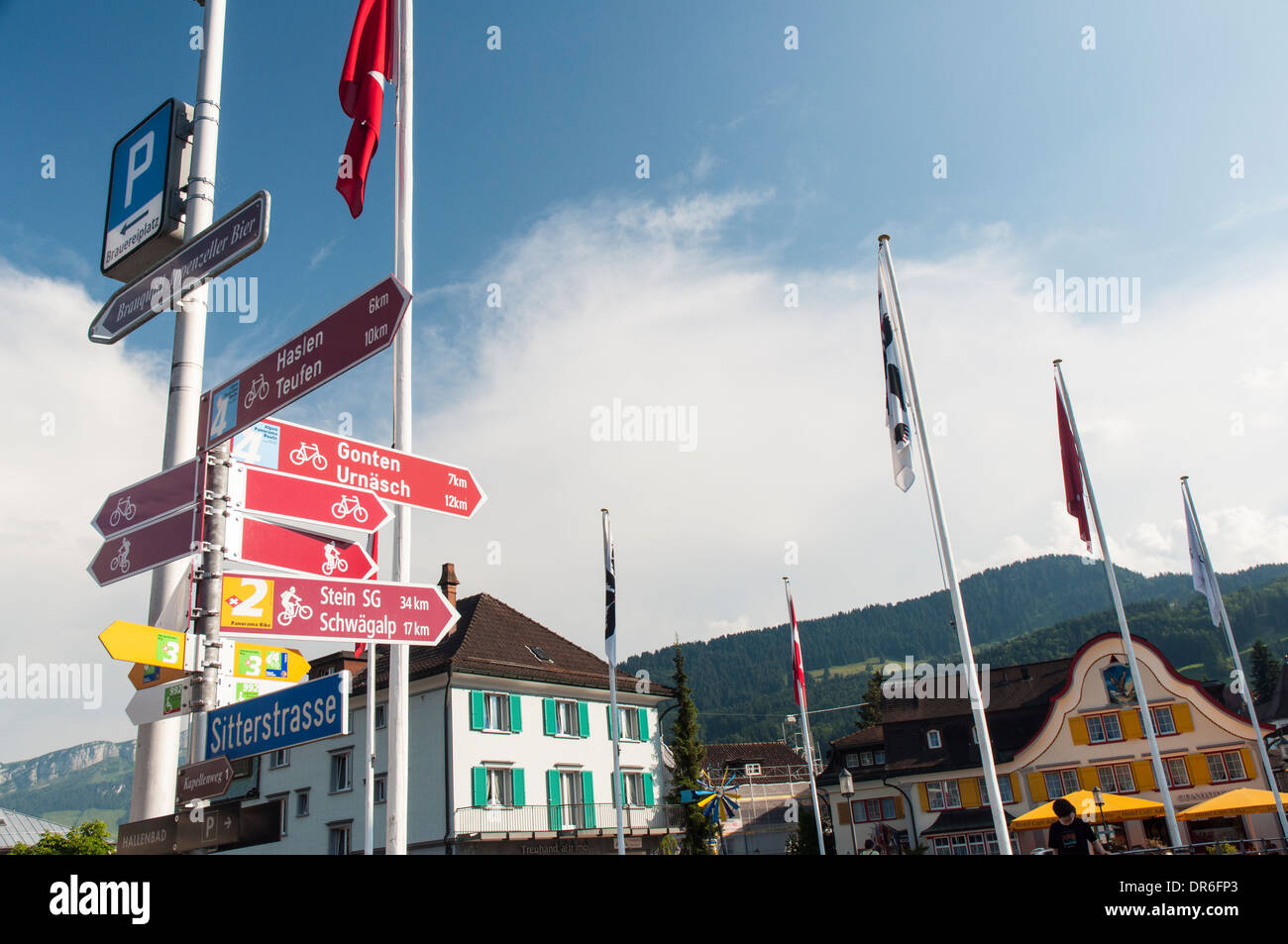 Wegweiser für Schweizer nationalen Langstrecken- und regionalen Radwege in Appenzell, Schweiz Stockfoto