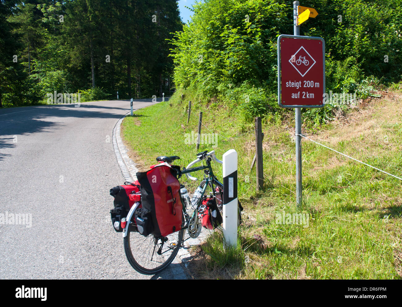 Dawes Galaxy Tourenrad mit Packtaschen neben ein Zeichen für Radfahrer in der Nähe von Hemberg in der Schweiz Stockfoto