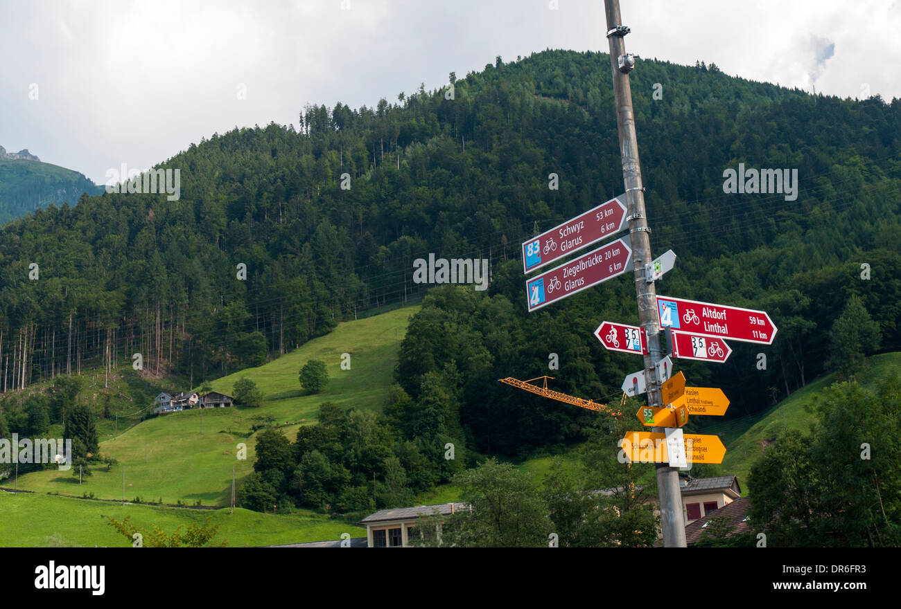 Wegweiser für Schweizer nationalen Langstrecken- und regionalen Radwege in Schwanden, Glarus, in den Schweizer Alpen Stockfoto
