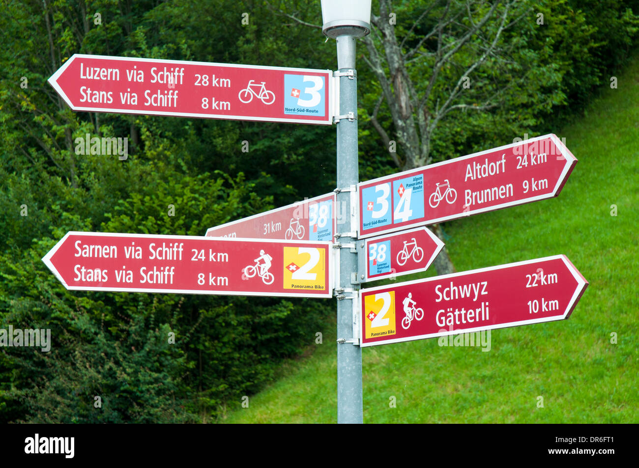 Wegweiser für Schweizer nationalen Langstrecken- und regionalen Radwege in der Nähe von Gersau am Vierwaldstättersee in den Schweizer Alpen Stockfoto