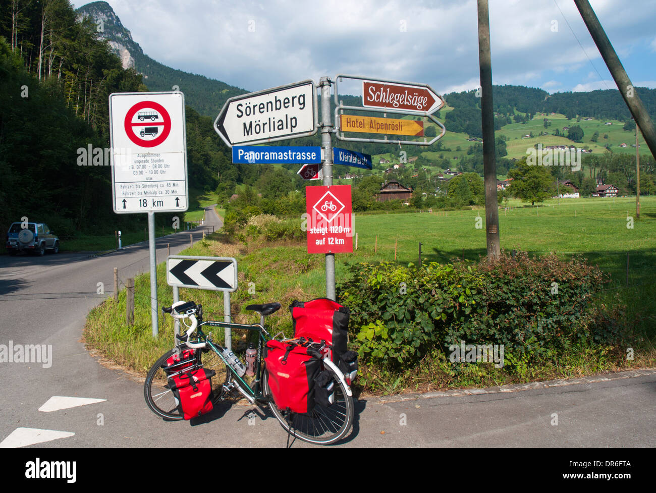 Dawes Galaxy Tourenrad mit Packtaschen neben dem Straßenschild Glaubenbielen-Pass (1611 m) in der Nähe von Giswill in den Schweizer Alpen Stockfoto
