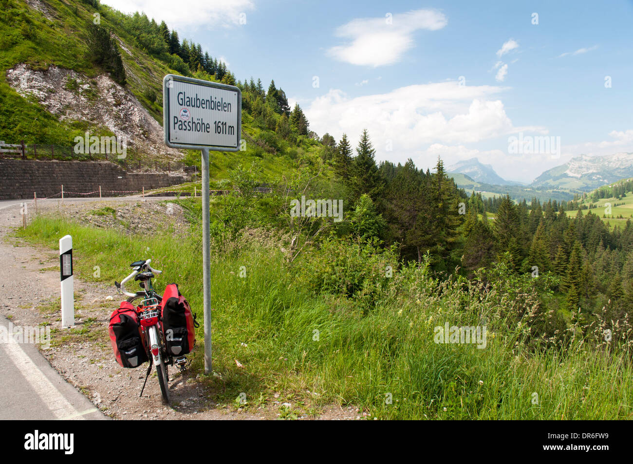 Dawes Galaxy Tourenrad mit Packtaschen neben dem Gipfel Zeichen des Glaubenbielen-Pass (1611 m) in der Nähe von Giswill in den Schweizer Alpen Stockfoto